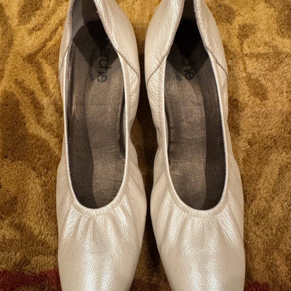 ARCHE women’s ballet style 2 inch heels Shoes pale gold Sz 40. US Sz 9